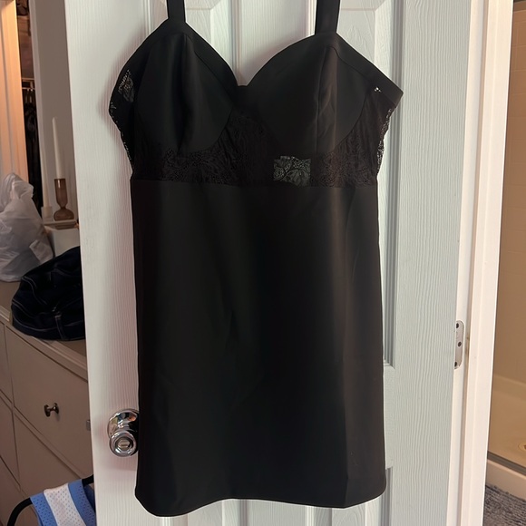 Lace detail mini dress - Picture 2 of 7